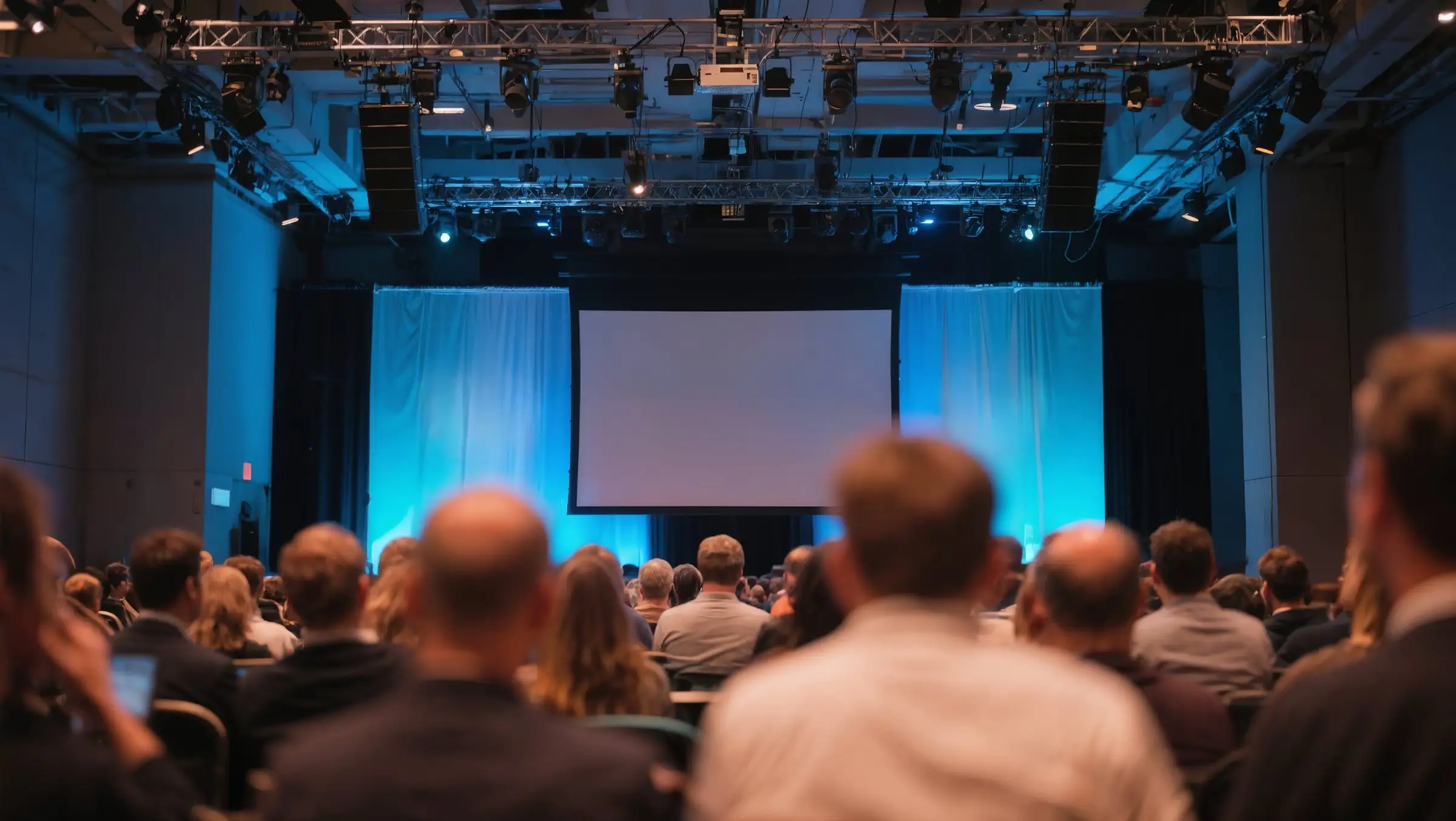 Platea davanti a uno schermo in una sala conferenze