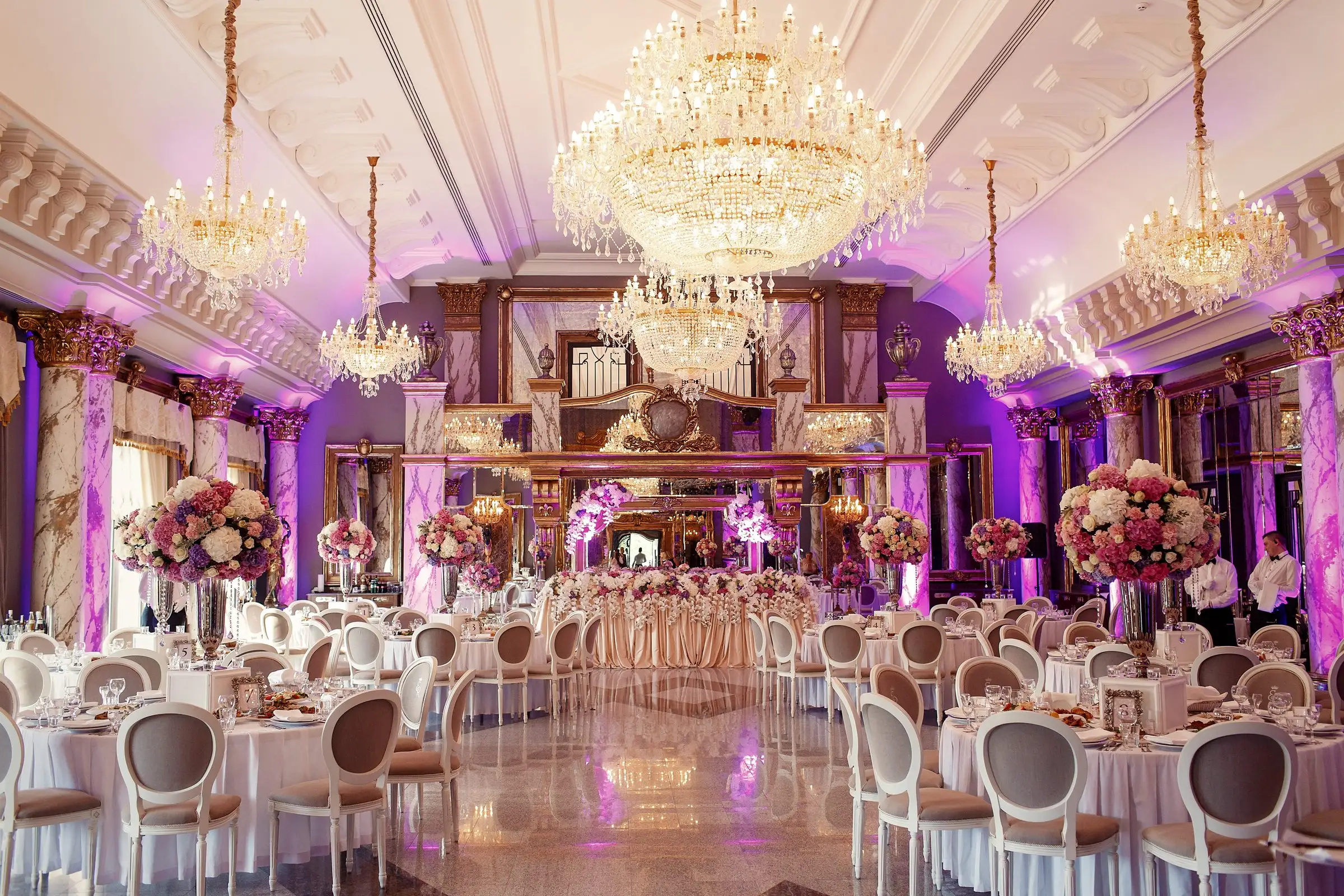Salone con lampadari di cristallo allestito per una cena di gala