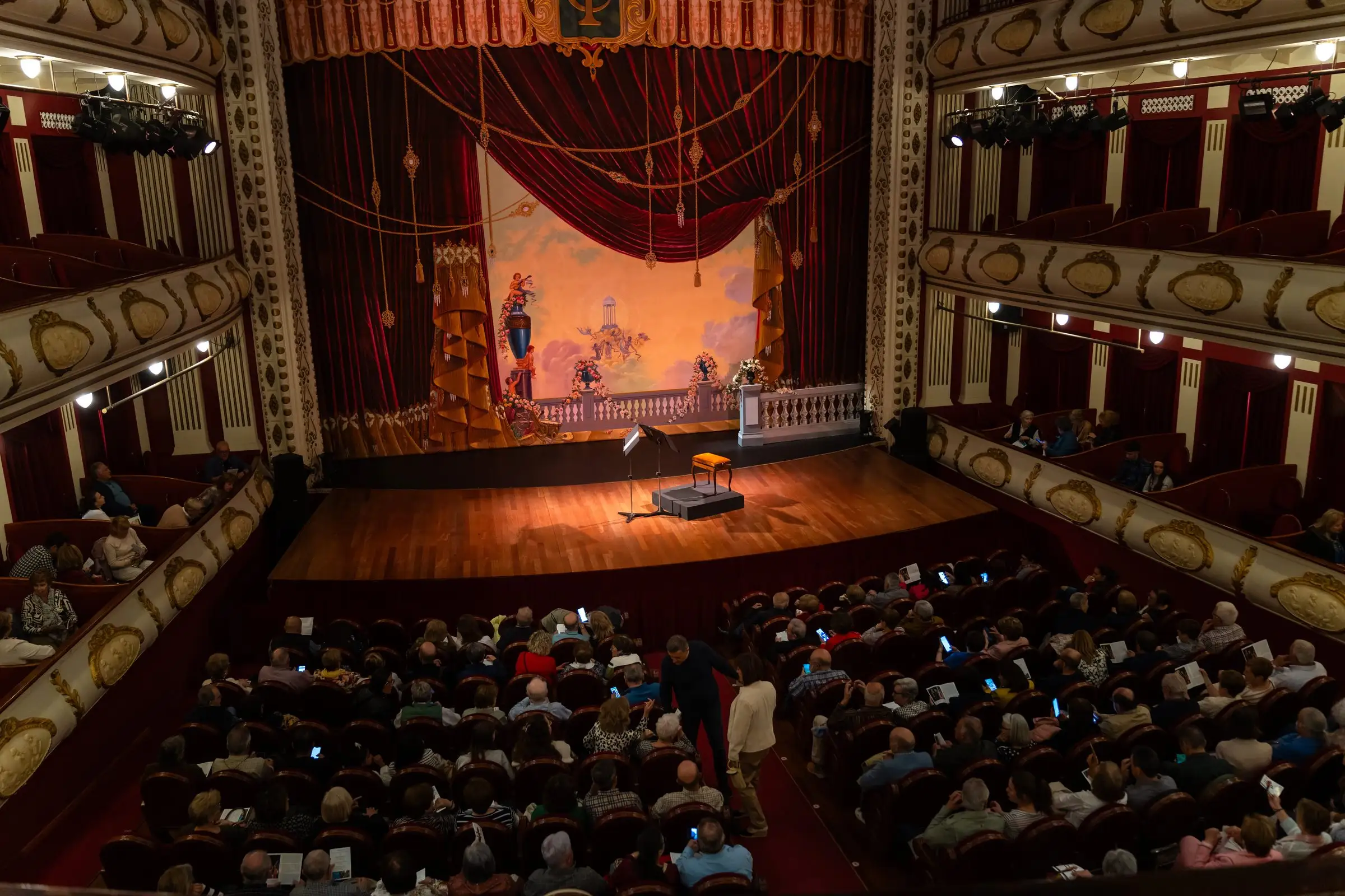 Teatro all’italiana con palchi e platea piena