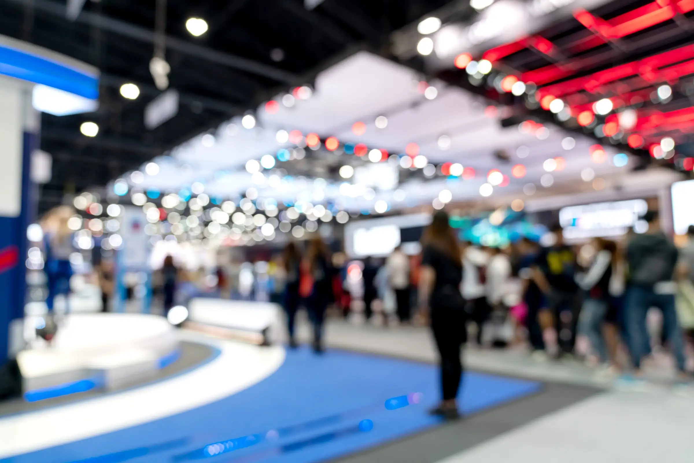Visitatori tra gli stand di una fiera
