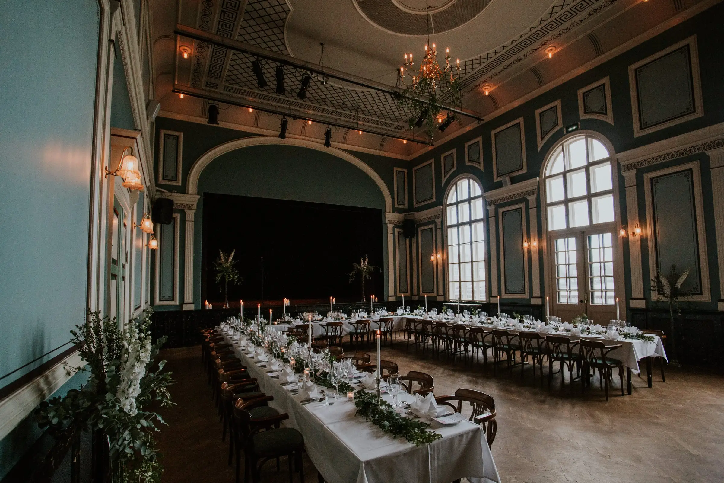 Sala storica con tavolata allestita a lume di candela